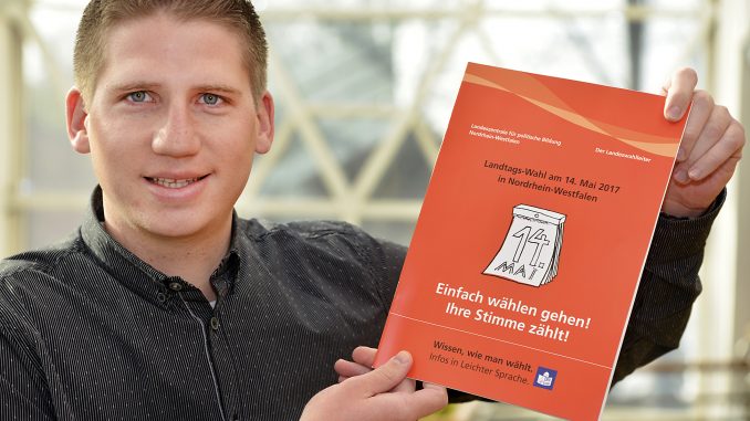 Patrik Vetter, Wahlorganisator, mit Broschüre für LT-wahl 2017