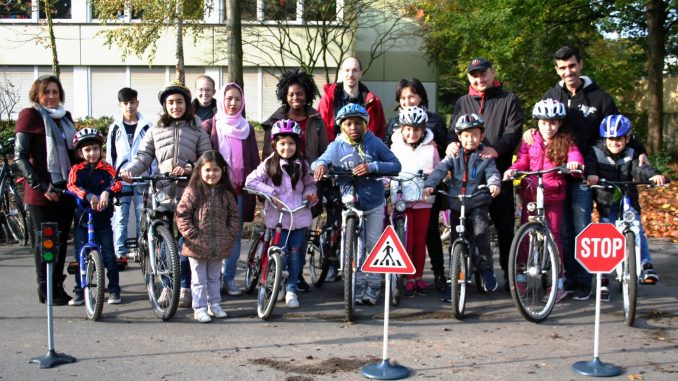 Flüchtlingskinder lernten beim Sicherheitstraining Verkehrsregeln und das richtige Verhalten im Straßenverkehr. Foto: Stadt Lippstadt